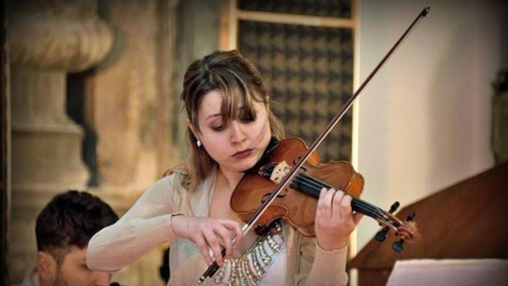 La violinista Federica Severini mentre suona