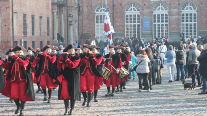 Sfilata di pifferi in abiti settecenteschi davanti al castello di Agliè