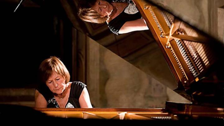 La pianista Joanna Trzeciak mentre suona un pianoforte a coda