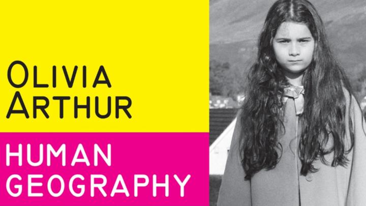 Autore e titolo, fotografia in banco e nero con mezzo busto di ragazza dai capelli lunghi su sfondo di case