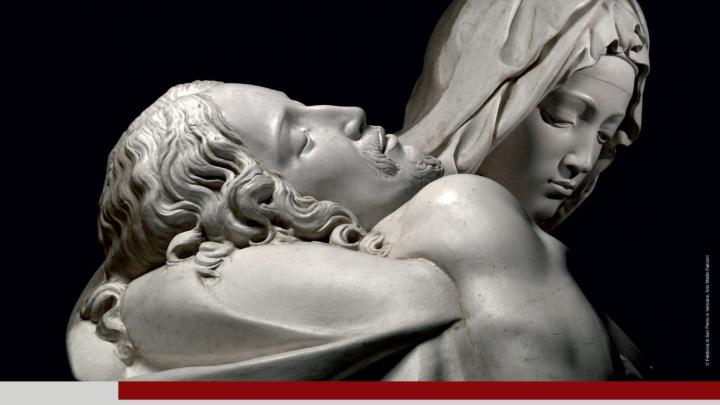 Particolare della locandina della mostra. Crediti immagine: @Fabbrica di San Pietro in Vaticano, foto Mallio Falcioni Particolare della Pietà Vaticana, scultura in marmo di Michelangelo, con in evidenza i volti del Cristo morto e della Madonna