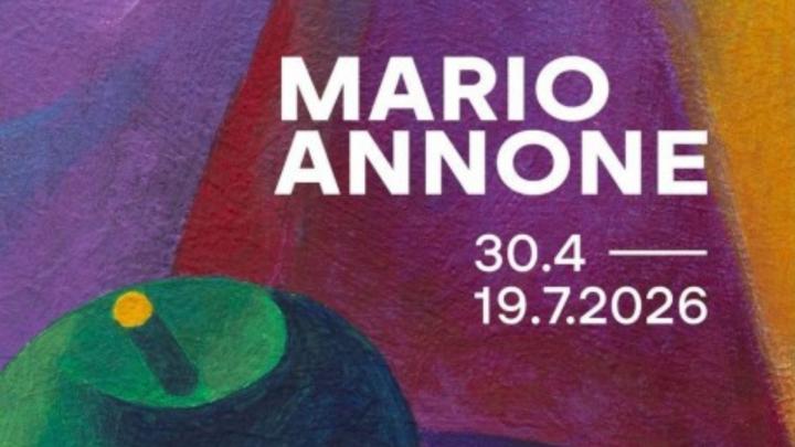 Titolo, date e particolare di dipinto con zone di colore e mela stilizzata