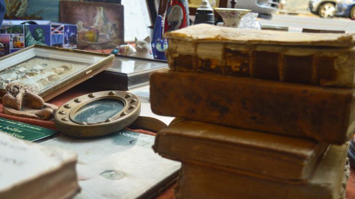 Crediti d'immagine: Archivio fotografico dell’ATL del Cuneese - ©L.Floriddia Particolare di foto con oggetti d'antiquariato fra cui libri e piccole cornici