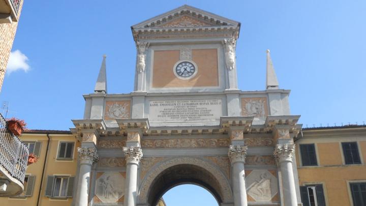 Chieri, arco di Piazza Umberto I°, ph. PMK58 particolare