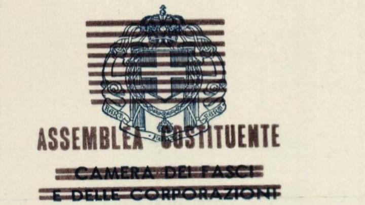 Particolare della locandina della mostra, con timbro dell'Assemblea Costituente Timbro dell'assemblea costituente sovrapposto a stemma sabaudo a stampa