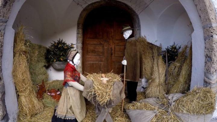 particolare con manichini in costumi popolari parte del presepe diffuso a Rochemolles