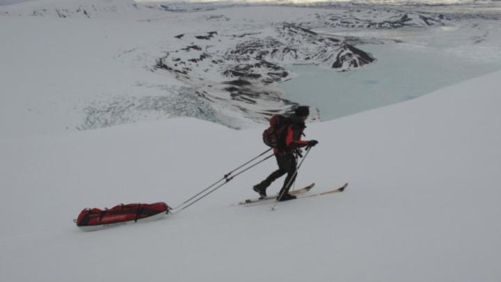 Alpinista nella neve sugli sci 