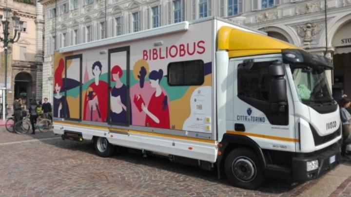 Bus decorato con scritte Bibliobus e Città di Torino, in Piazza San Carlo a Torino