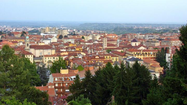 Fotografia di Alessandro Vecchi, da Wikipedia Panorama di Biella Piano vista dal Piazzo: case, chiese e vegetazione