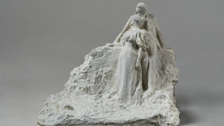 Leonardo Bistolfi, Il crepuscolo, scultura in gesso: una coppia borghese in atteggiamento affettuoso appoggiata a un muricciolo 