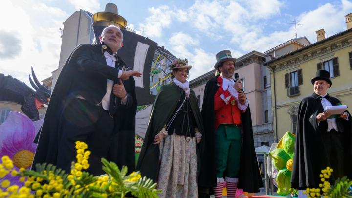 Maschere tradizionali del Carnevale di Borgosesia in abiti ottocenteschi 