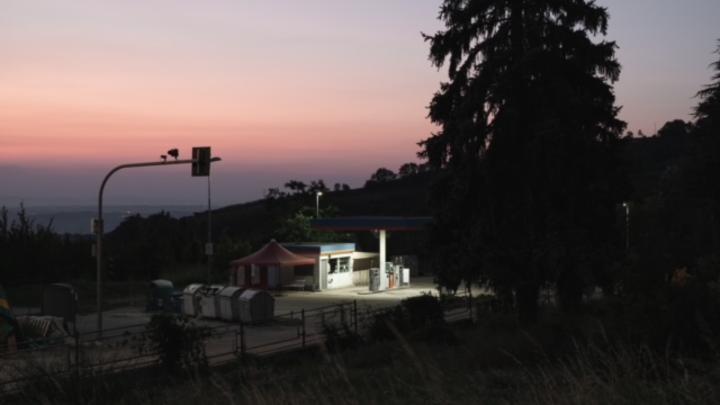 Distributore di benzina in collina, all'alba o al tramonto 