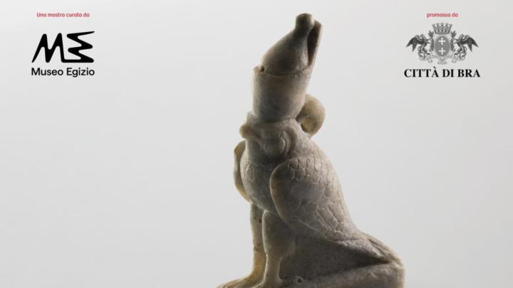 Particolare della locandina della mostra Foto di antica statuetta egizia in pietra raffigurante un falco incoronato, loghi