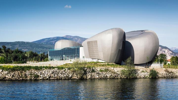 Esterno del Centro Eventi Il Maggiore a Verbania. Immagine dal sito: viviverbania.it Architettura contemporanea con forme convesse sulla riva del Lago Maggiore