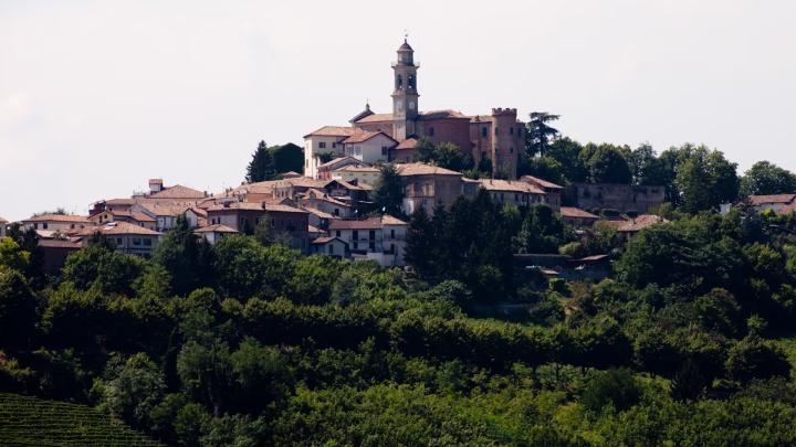 Fotografia con panorama di Calosso dal sito www.fieradelrapule.it Borco con campanile su collna verdeggiante