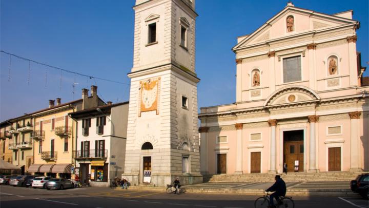 Piazza con chiesa parrocchiale di gusto classicista e grande campanile