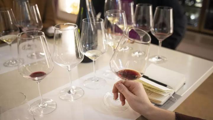 Degustazione di vini con calici su una apparecchiata