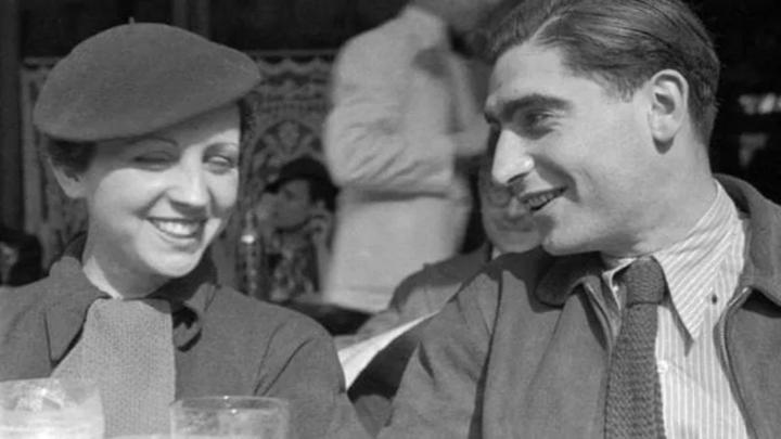 Fred Stein. Gerda Taro and Robert Capa. Cafe de Dome, Paris 1936 © Estate Fred Stein, Courtesy International Center of Photography