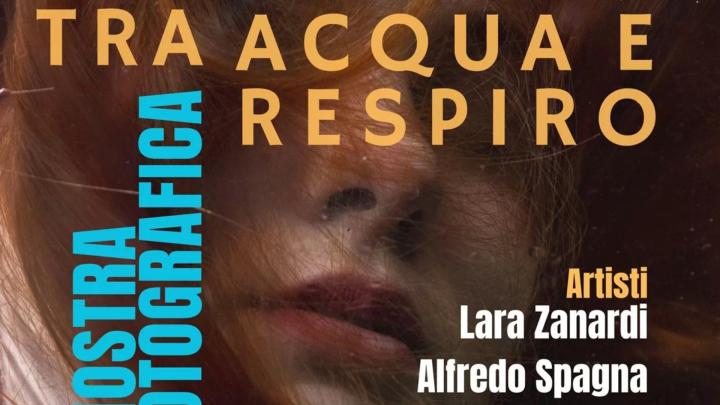 Titolo, particolare di fotografia di volto di giovane donna con lunghi capelli rossi 