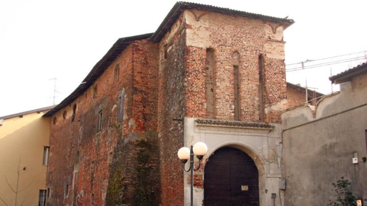 Portale di Castello tardomedievale in mattoni