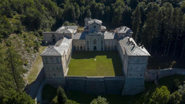 Crediti d'immagine: www.comune.garessio.cn.it Fotografia del castello di Casotto, esterno con cortile d'onore fra boschi e prati