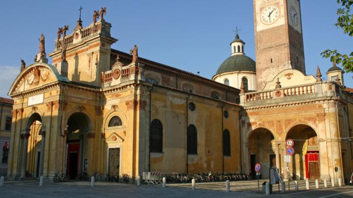 Esterno di chiesa barocca con statue e campanile