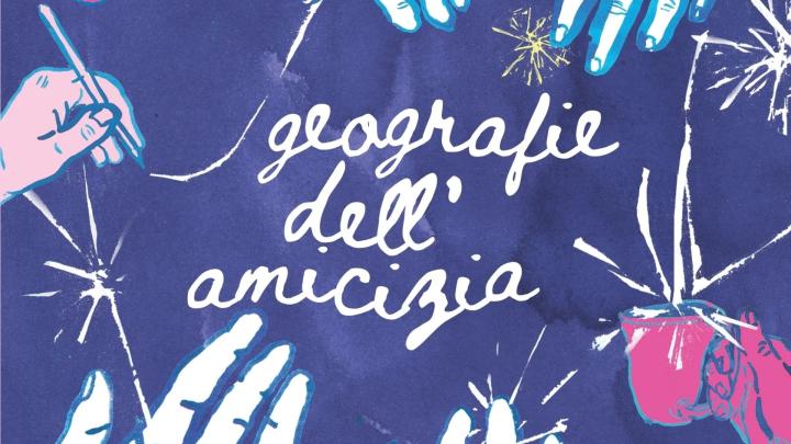Illustrazione: titolo  "Geografie dell'amicizia" calligrafato in corsivo tra stelle e mani in atto di protendersi, impugnare una matita o una tazza  