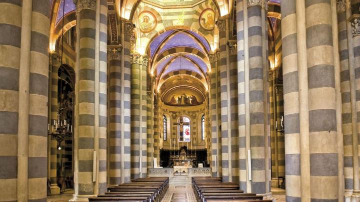 Interno della cattedrale di Casale Monferrato (foto PiemonteItalia) Interno di cattedrale romanica con ricca decorazione ottocentesca