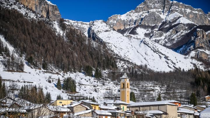 Credito fotografico: Archivio fotografico dell’ATL del Cuneese - ©Danilo Ninotto Borgo di Entracque ai piedi di montagne innevate