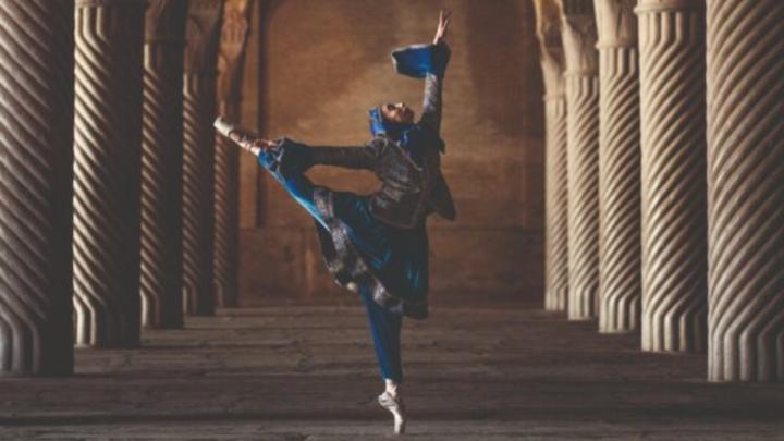 Danzatrice in costume tradizionale iraniano sotto un porticato in prospettiva 