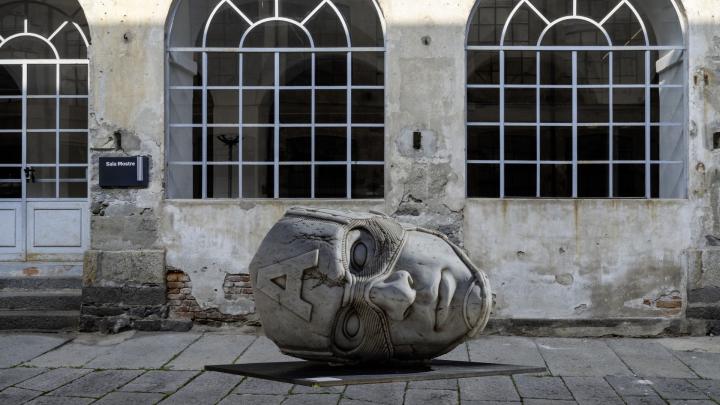 Filippo Tincolini - Teseo Head 80x110x115 - marmo bianco di Carrara 2025. Crediti d'immagine: Obiettivo Sabato Biella Testa monumentale maschile in marmo in cortile di antico stabilimento industriale