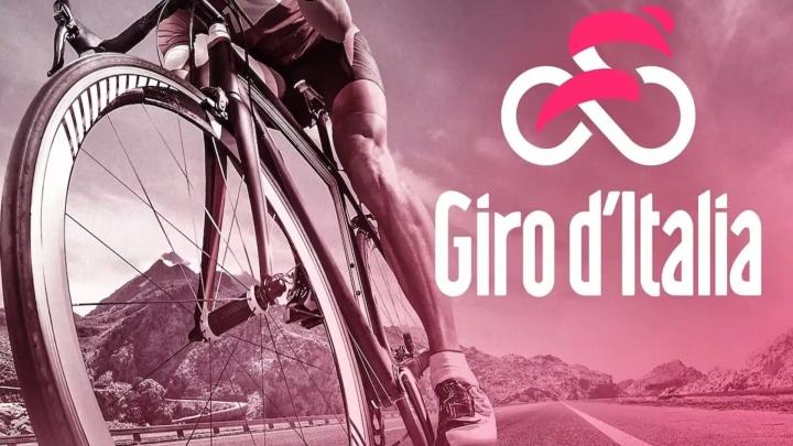 Illustrazione con logo del Giro d'Italia e fotografia di ciclista e sfondo di montagne