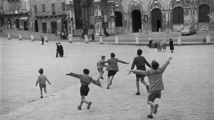 Particolare di fotografia in bianco e nero con bambini che giocano in Piazza del Campo a Siena