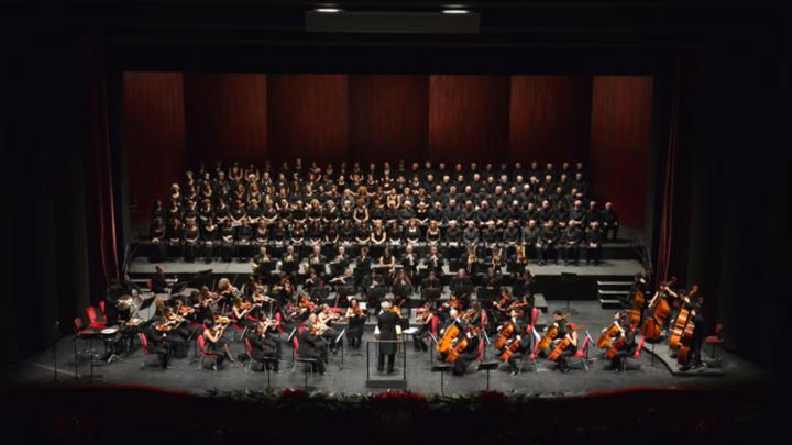 Coro e orchestra in un auditorium