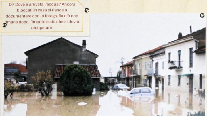 Cortile tra case di campagna con alluvione del Tanaro ad Alessandria, nel quartiere San Michele, anno 1994. Fotografia dell'epoca.