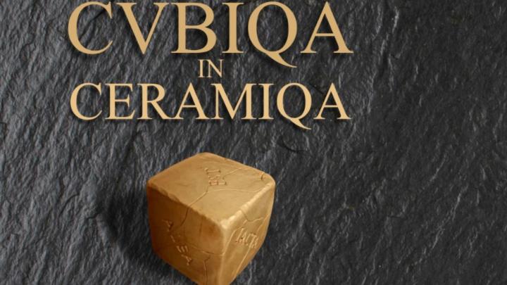 Titolo e cubo in ceramica con incisioni