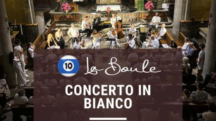 Particolare del banner del concerto Titolo, foto di ensemble strumentale in una chiesa con musicisti vestiti di bianco