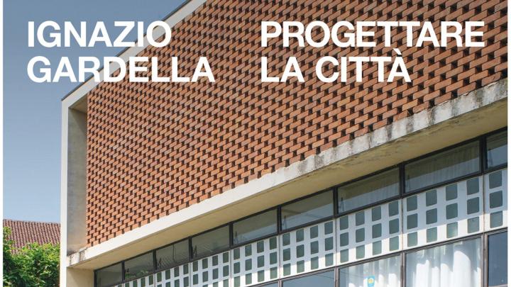 Titolo e particolare di foto a colori di facciata di edificio novecentesco in mattoni a vista  e cemento con finestre  