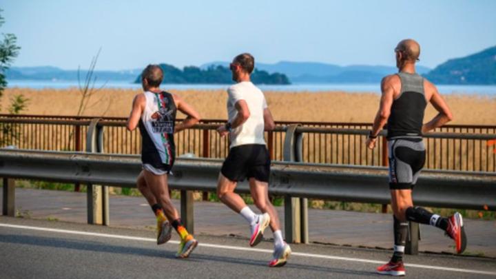 Particolare del banner della Lago Maggiore Half Marathon. Courtesy: Distretto Turistico dei Laghi Particolare di foto con tre runner in corsa lungo il Lago maggiore