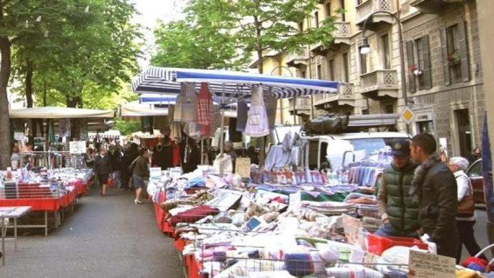 Fotografia dal sito www.comune.torino.it, particolare Viale con bancarelle di mercato e avventori