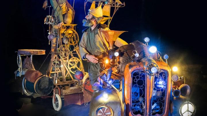 Fotografia di scena con uomo barbuto vestito in modo bizzarro alla guida di automobile modificata