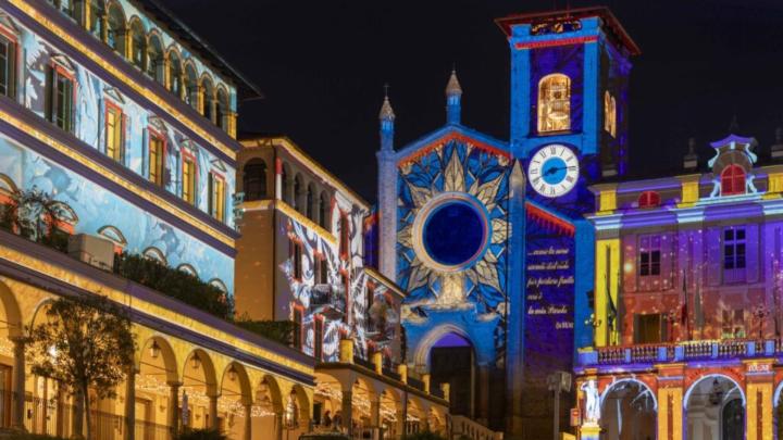 Piazza Vittorio Emanuele II a Moncalieri con illuminazione natalizia