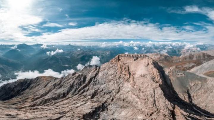 Paesaggio di montagna con fortificazione su una cima