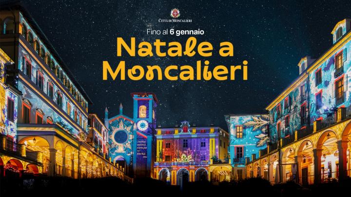 Piazza Vittorio Emanuele II a Moncalieri di sera con illuminazione natalizia  