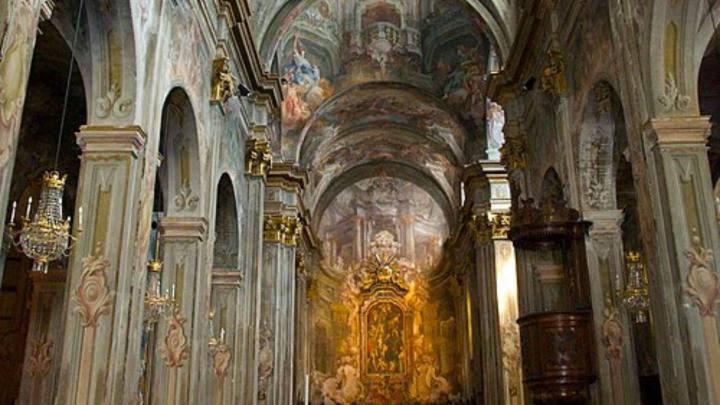 Interno di chiesa con affreschi barocchi