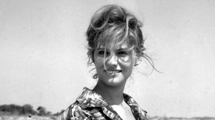 L'attrice Claudia Cardinale giovane, sorridente, foto in bianco e nero 