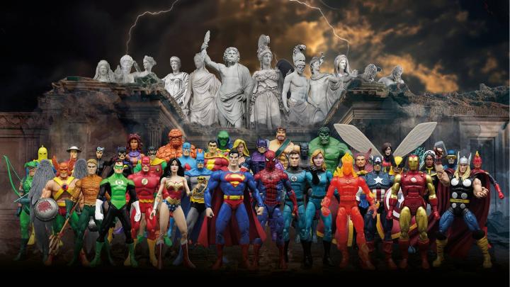Action figures di supereroi e riproduzioni di statue classiche con personaggi della mitologia greca 