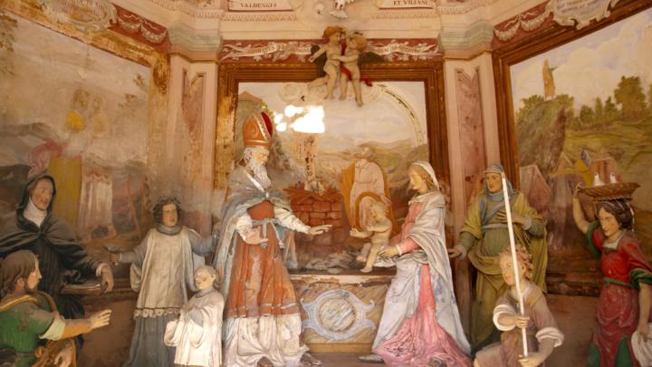 Interno della Cappella della Purificazione di Maria nel Sacro Monte di Oropa, con statue e affreschi