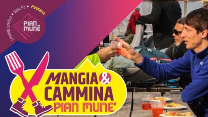 Loghi e fotografia di turisti che brindano seduti a  tavola 