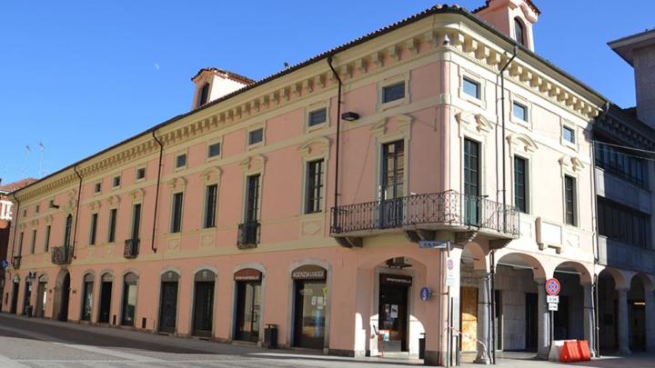 Foto di palazzo barocco con porticato 